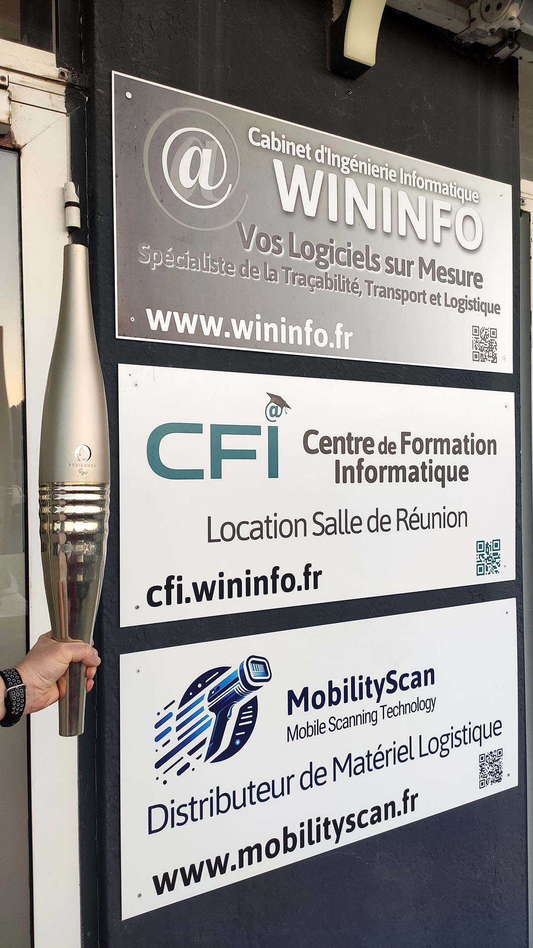 Accueil de la torche devant les locaux WININFO